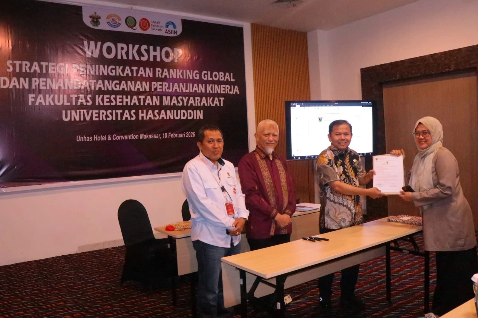 Penandatanganan perjanjian kinerja antara pimpinan FKM Universitas Hasanuddin, wakil dekan, dan pimpinan departemen dalam Workshop Strategi Peningkatan Ranking Global 2026 sebagai langkah akselerasi pencapaian target publikasi Q1, kolaborasi internasional, dan penguatan reputasi akademik berbasis indikator kinerja terukur, di Unhas Hotel & Convention Makassar, 10 Februari 2026.